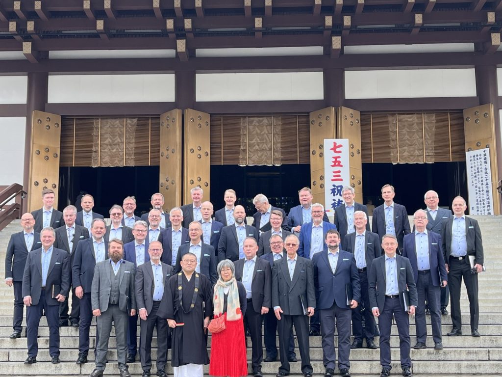 Celebrating friendship through music. Members of Psaldo and their Japanese hosts at Naritasan Shinshō-ji.
